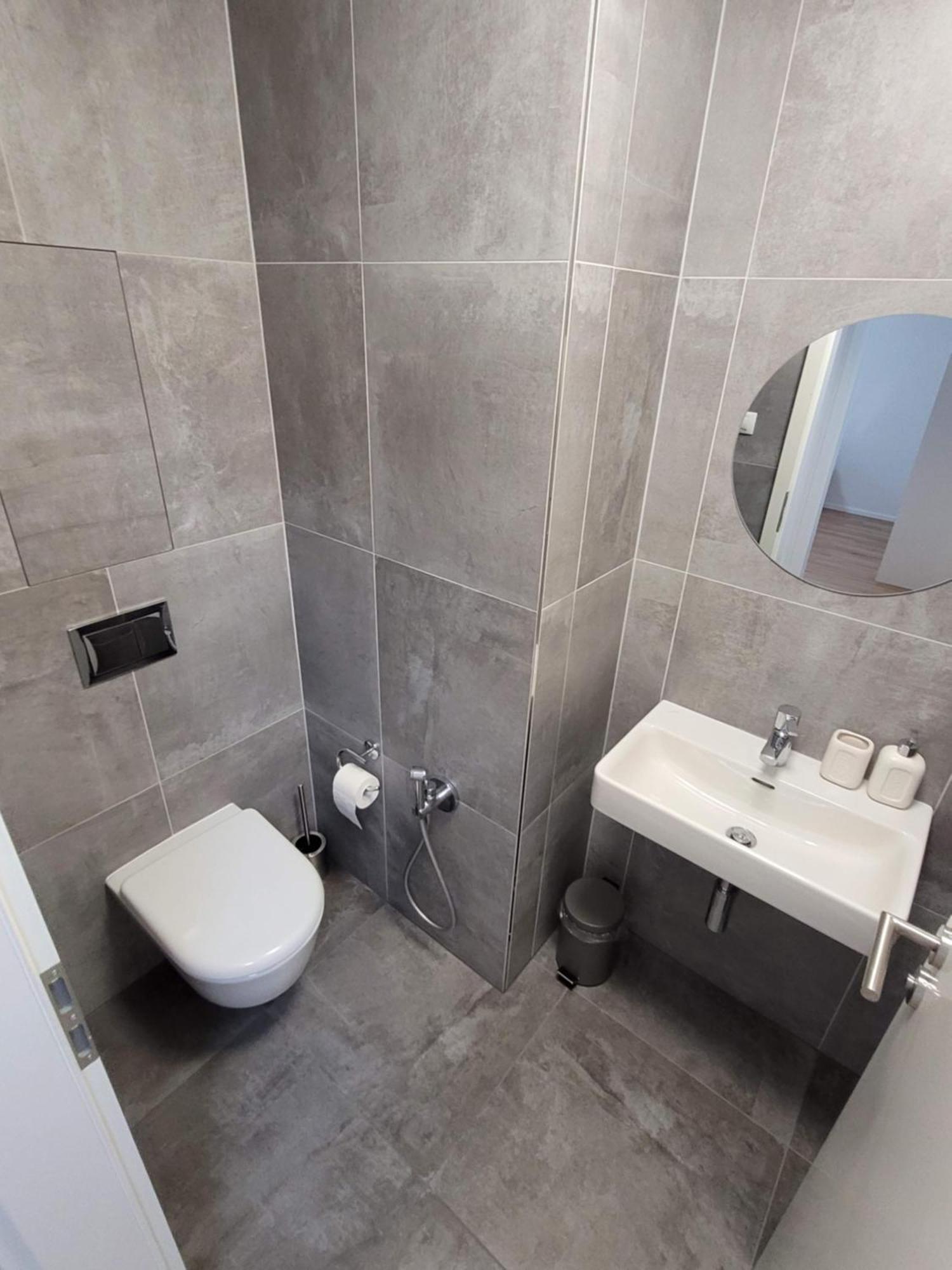 Newly Built With Balcony, Ac And Free Indoor Garage Apartmán Praha