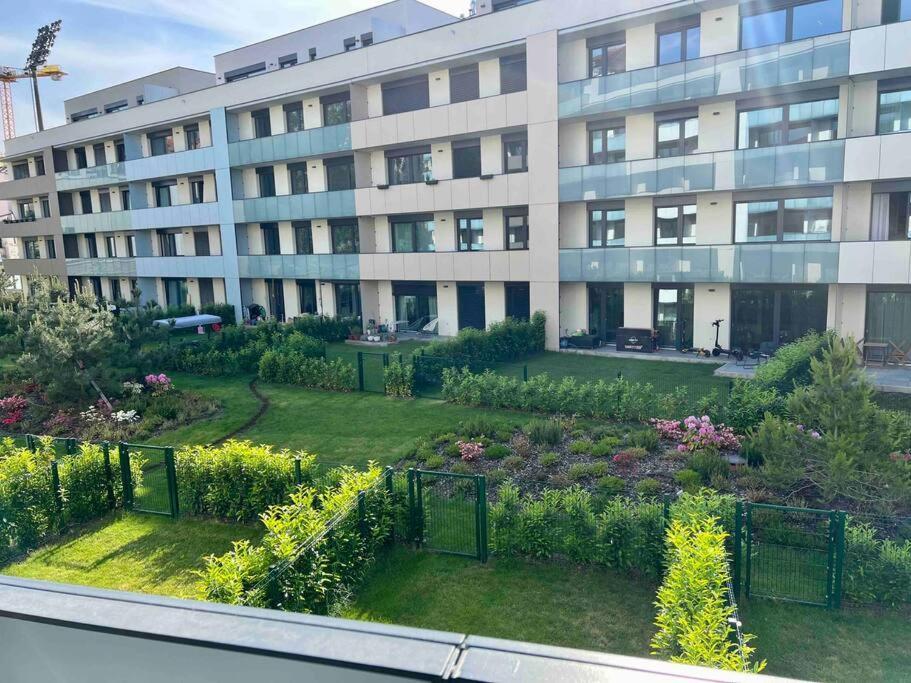 Newly Built With Balcony, Ac And Free Indoor Garage Apartmán
