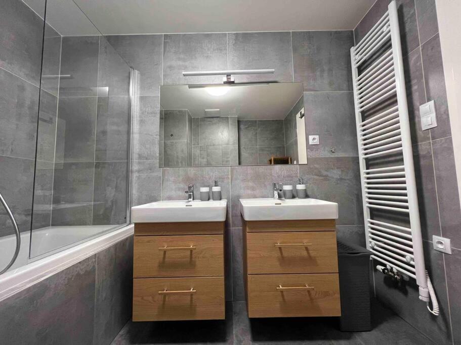 Newly Built With Balcony, Ac And Free Indoor Garage Apartmán
